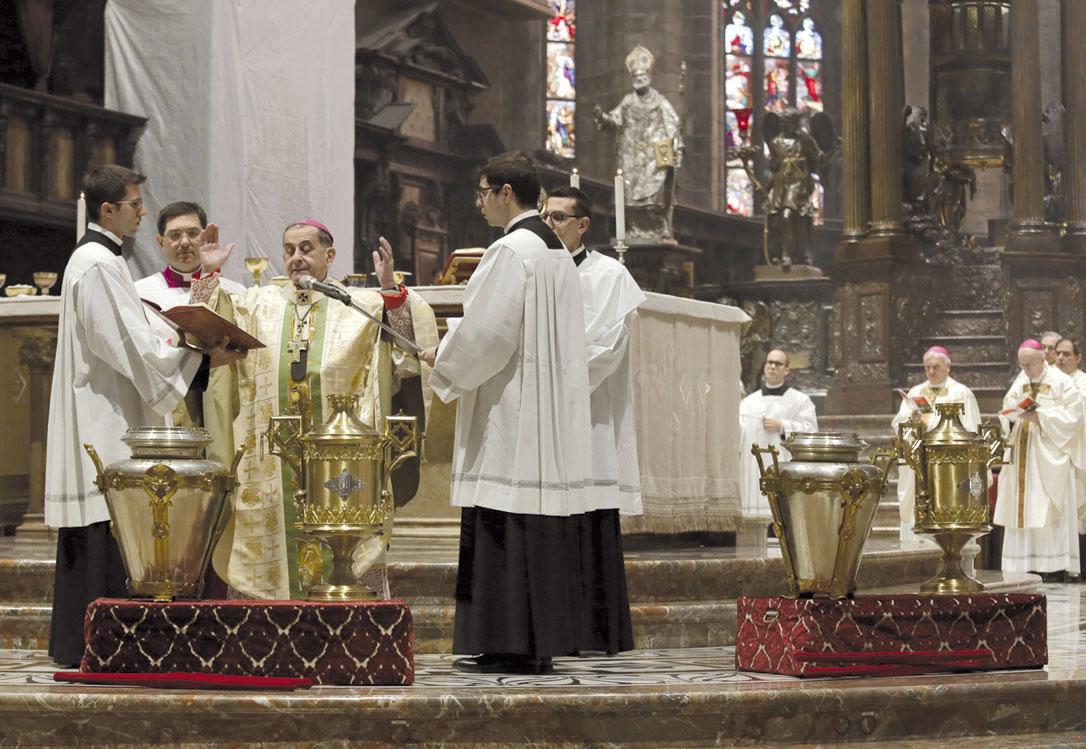 Milano. Mons. Delpini celebra la S.Messa Crismale: "Voi tutti, preti ambrosiani, siete la consolazione"