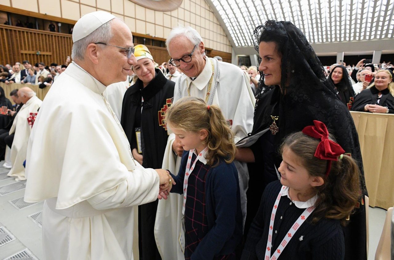 Leone XIV ai Cavalieri del Santo Sepolcro: «Custodite una Chiesa di pietre vive»