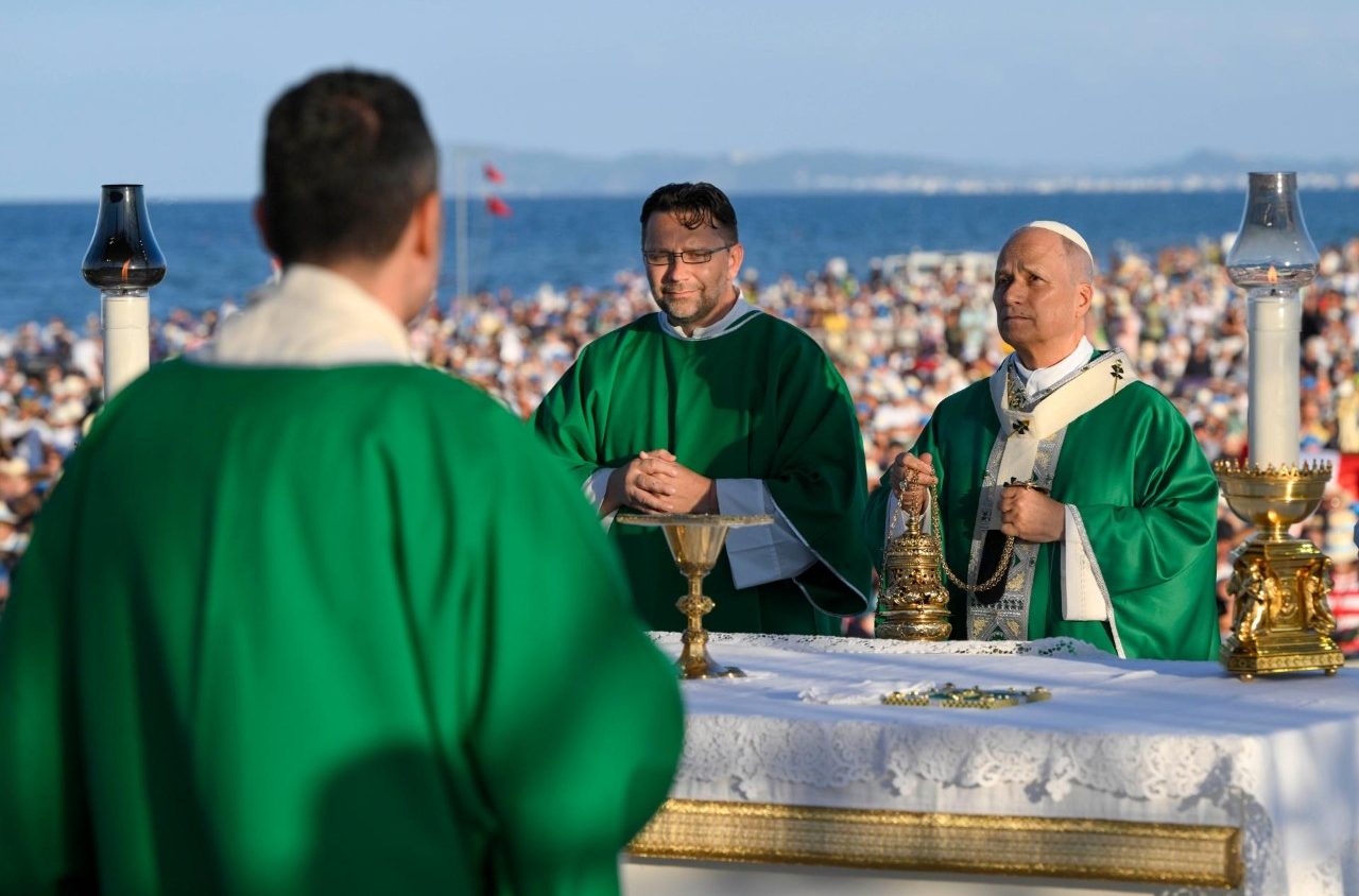 Leone XIV a Rimini: «Nella Chiesa, ad ogni livello, l’autorità è servizio»