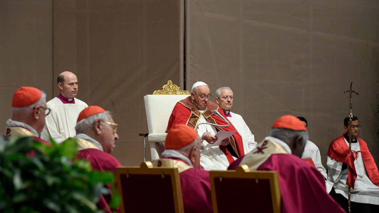 Papa Francesco celebra in suffragio di cardinali e vescovi defunti durante l'anno