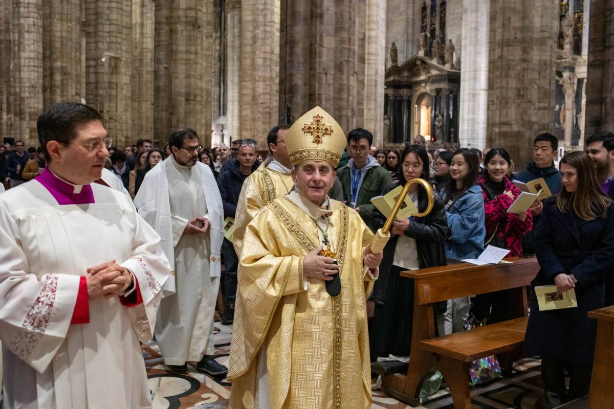 “Andate avanti, Gesù vi precede”: la Veglia pasquale ambrosiana nel Duomo di Milano