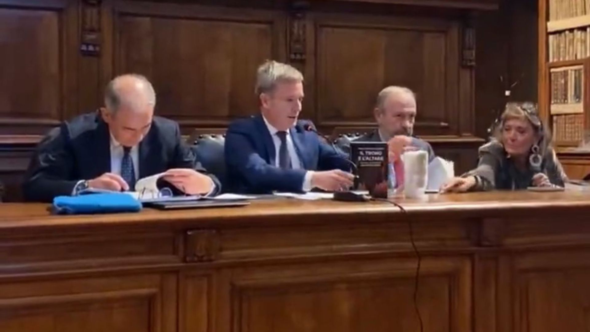 Giusto processo? In quale Stato il rappresentante dell'Accusa presenta libri contro gli imputati?