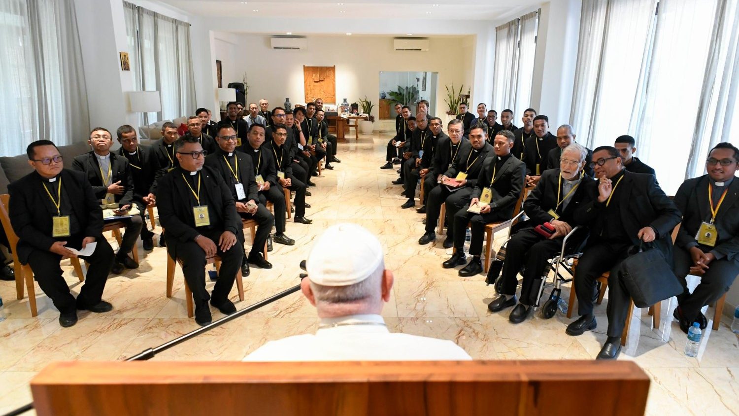 Timor Est. Papa Francesco ai gesuiti: «Nel giorno del giudizio non ci sarà chiesto se siamo andati a Messa»