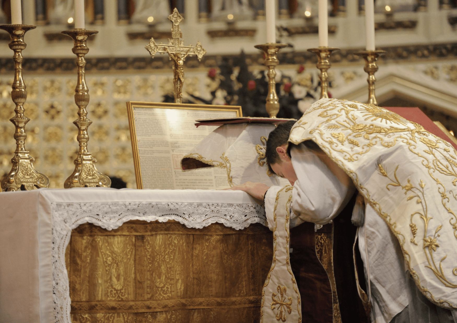 El altar y la burla. Una Iglesia que pierde el silencio.