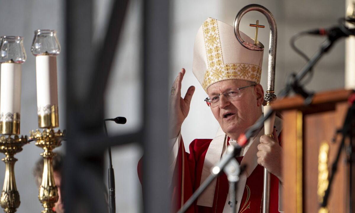 Péter Erdő torna a parlare di comunismo. Il candidato di Angelo Bagnasco parla ai media vaticani