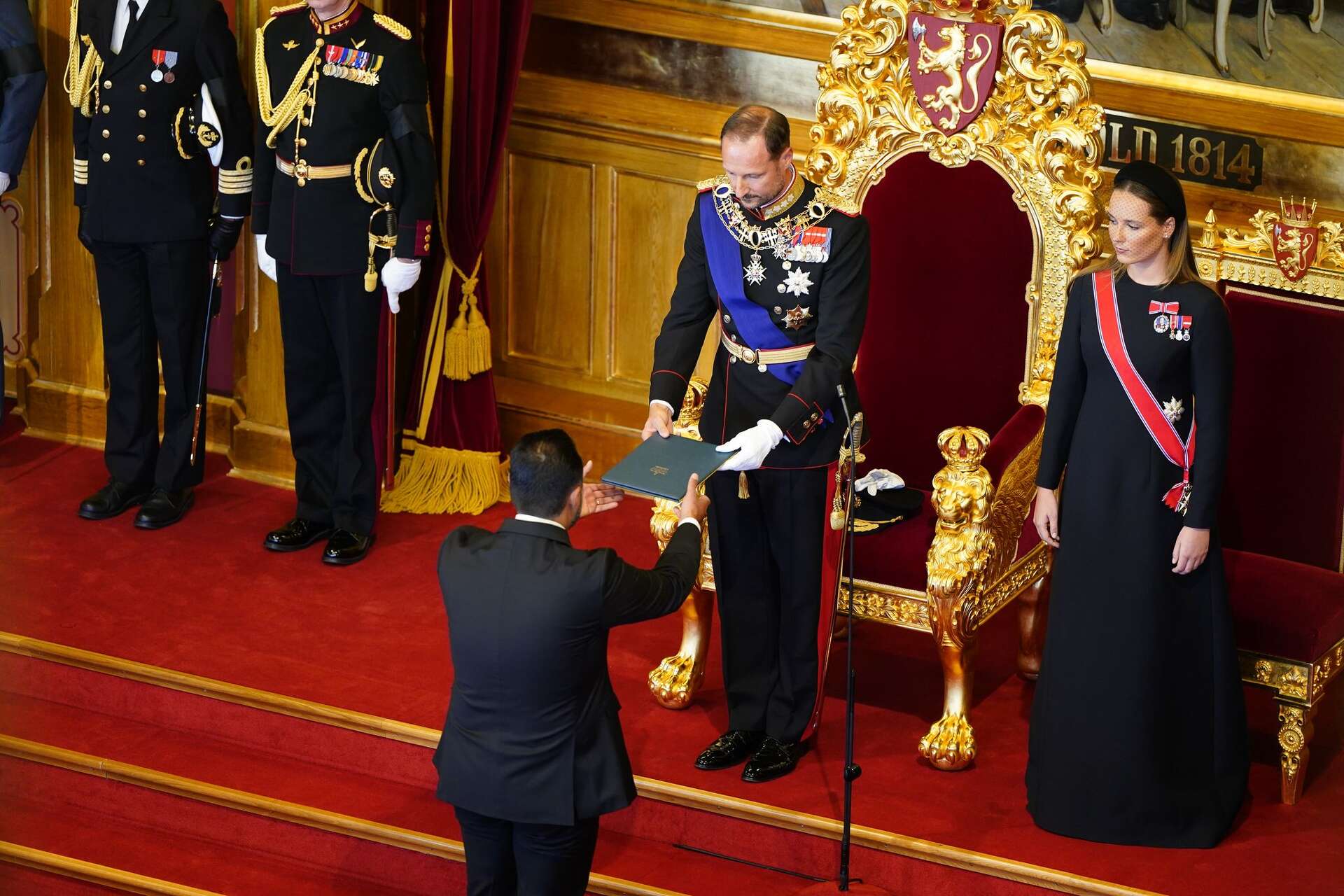 Haakon VIII ha giurato davanti al Parlamento norvegese