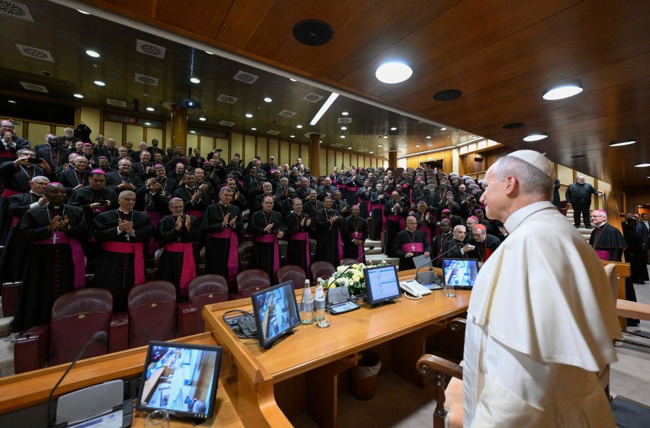 Leone XIV ai nuovi vescovi: «Amate i vostri sacerdoti. Ascoltateli, incoraggiateli e pregate per loro»