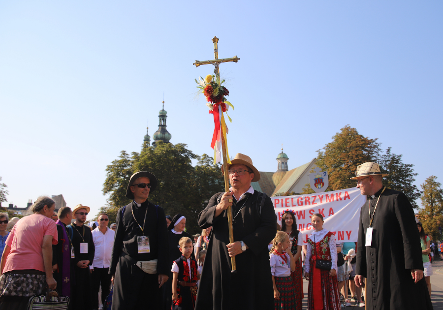 Sulle orme di Wojtyła: il nuovo arcivescovo di Cracovia cammina con il suo popolo