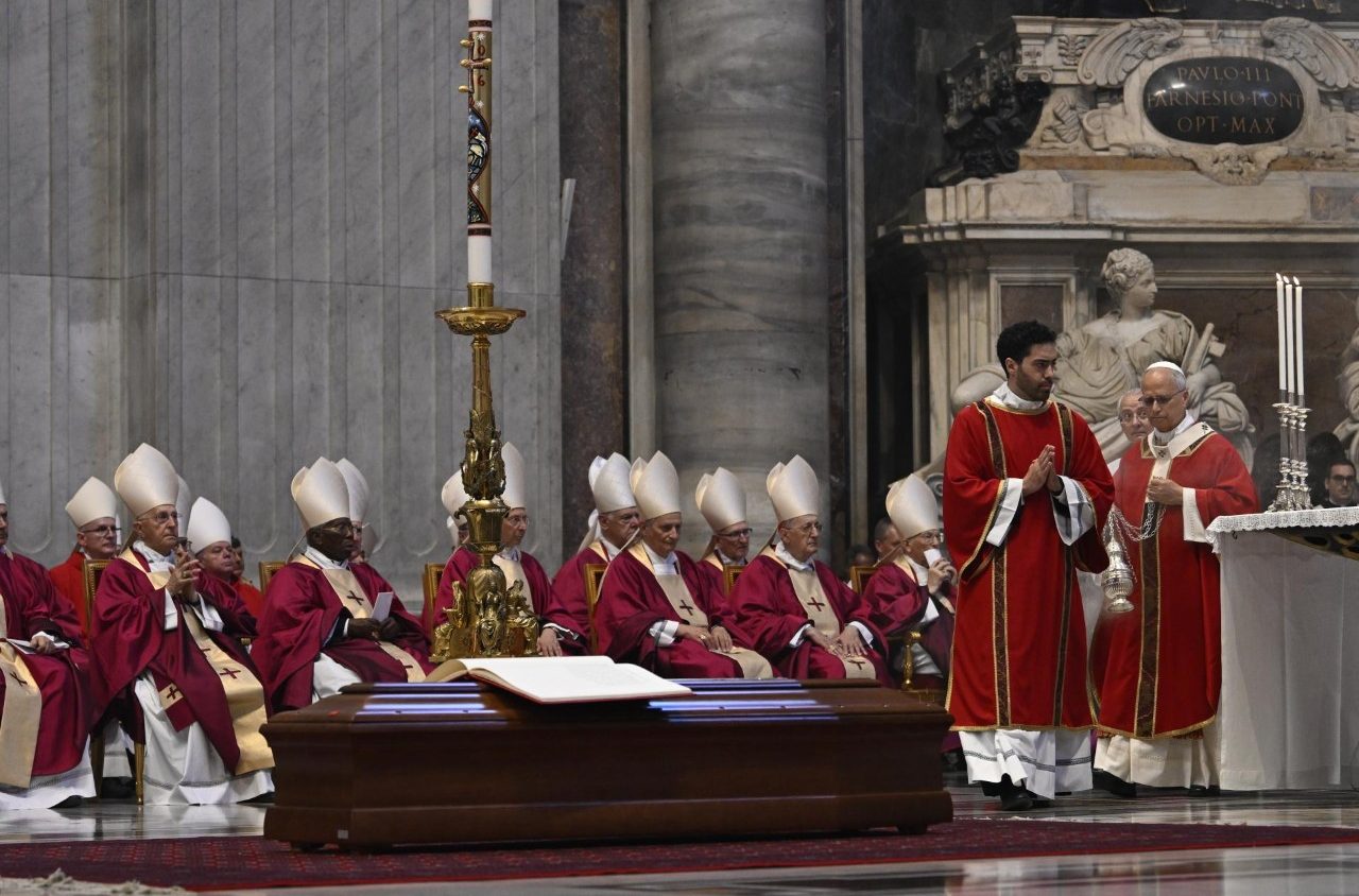 Le esequie del cardinale Ruini all'Altare della Cattedra. Leone XIV intreccia l'omelia con il testamento del porporato