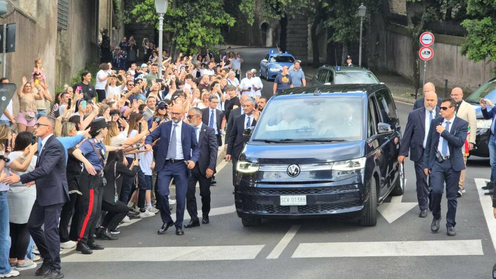 Papa Leone XIV tra i colli: visita lampo alla dimora estiva della tradizione