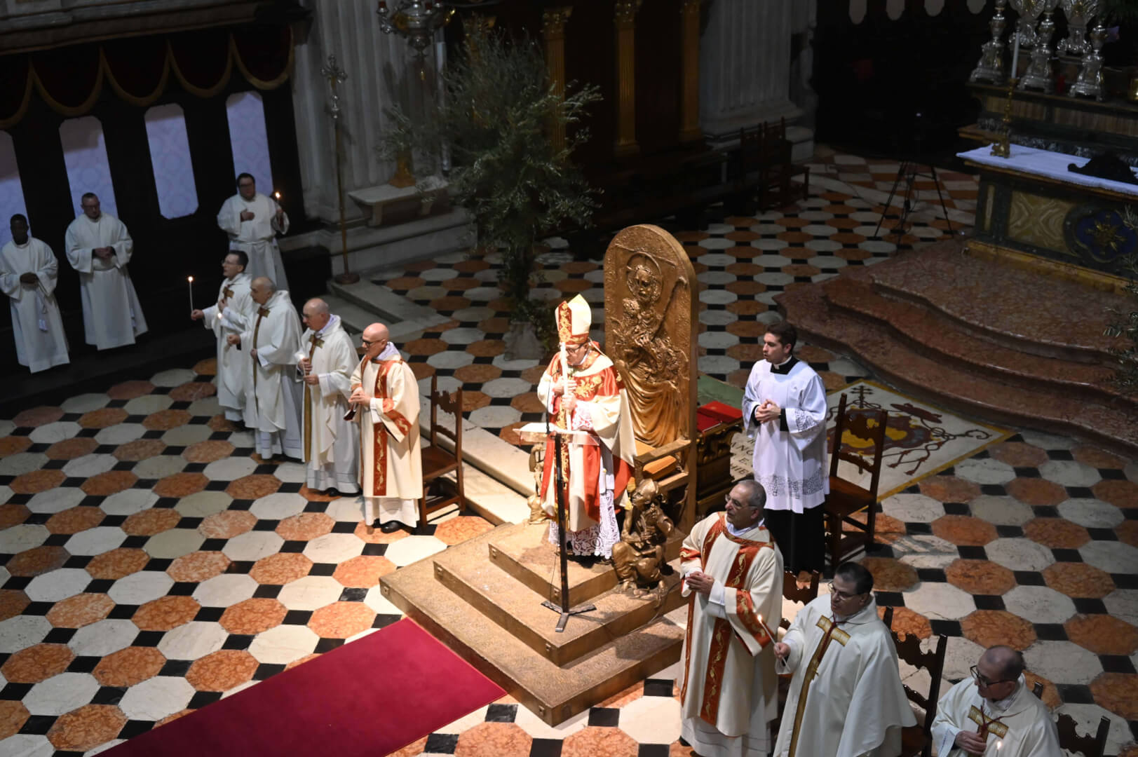 Veglia Pasquale. Mons. Tremolada: «Per chi si fiderà si aprirà la via che conduce alla pace»
