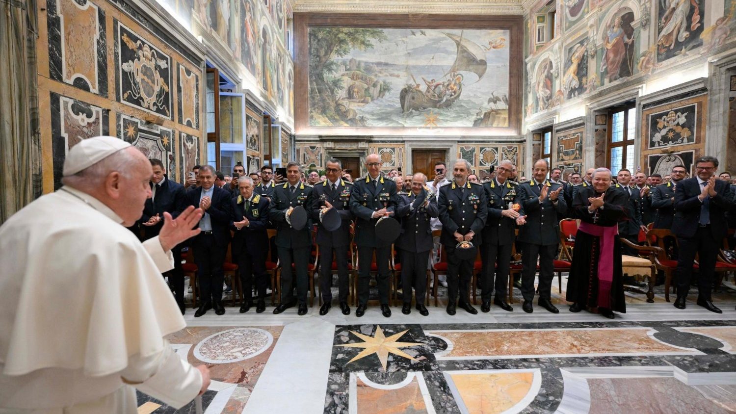 Il Papa alla Guardia di Finanza: «La dignità e la vita dell’uomo sono il cuore della vita di un popolo»