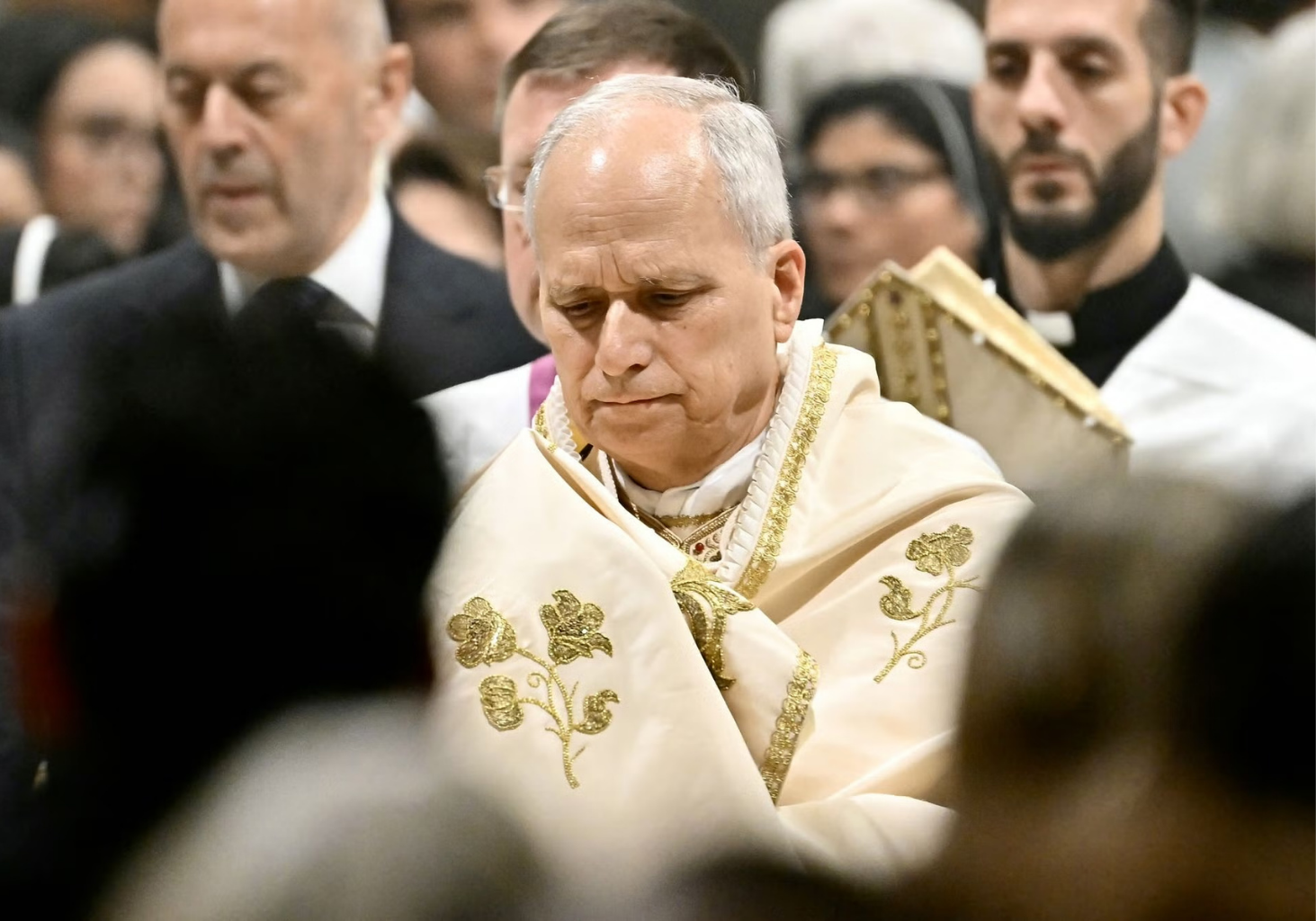 Perché ci si batte il petto a Messa? E perché ci si inginocchia?