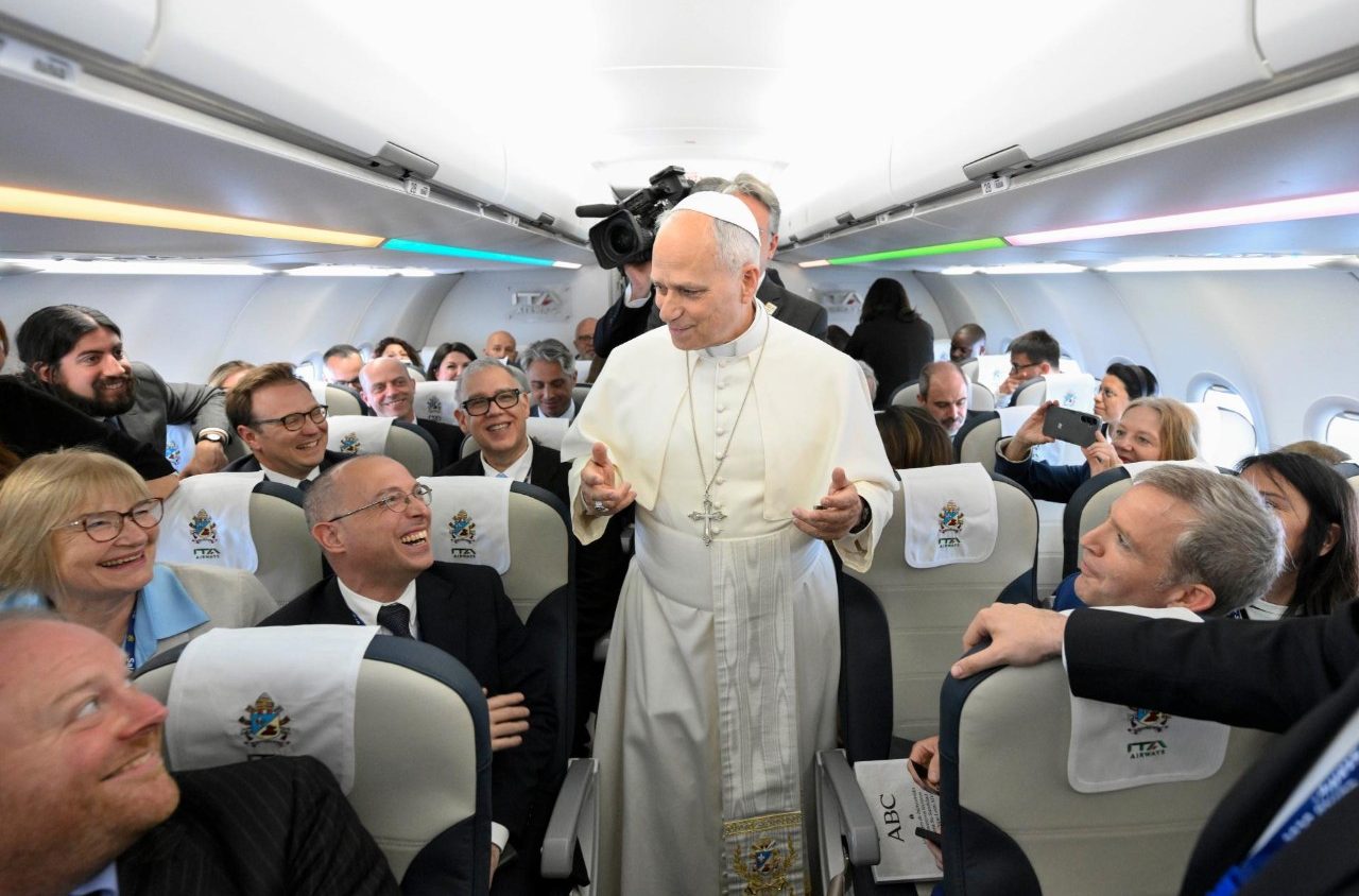 Fernández, los regalos y la corte volante: cuando el viaje apostólico acaba convertido en autobiografía