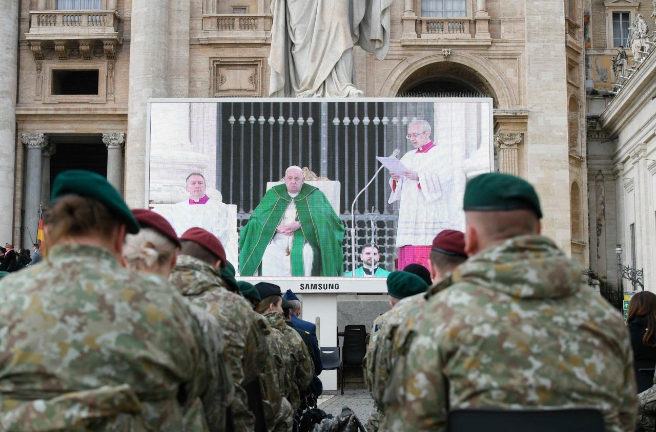 Il Papa non celebra e non legge l'omelia. Il flop del Giubileo delle Forze Armate