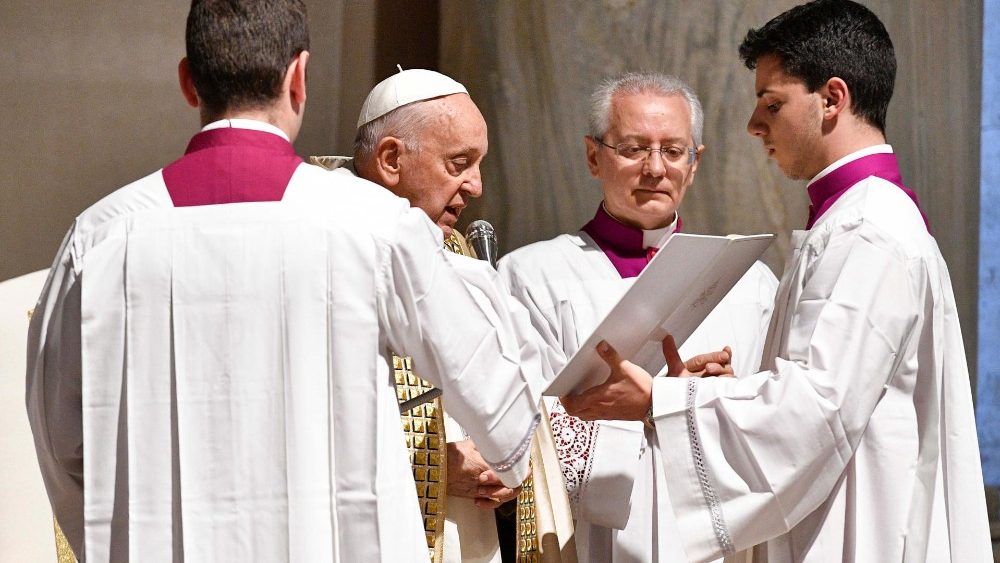 Giubileo. Francesco consegna la Bolla di indizione: "La Speranza non delude".