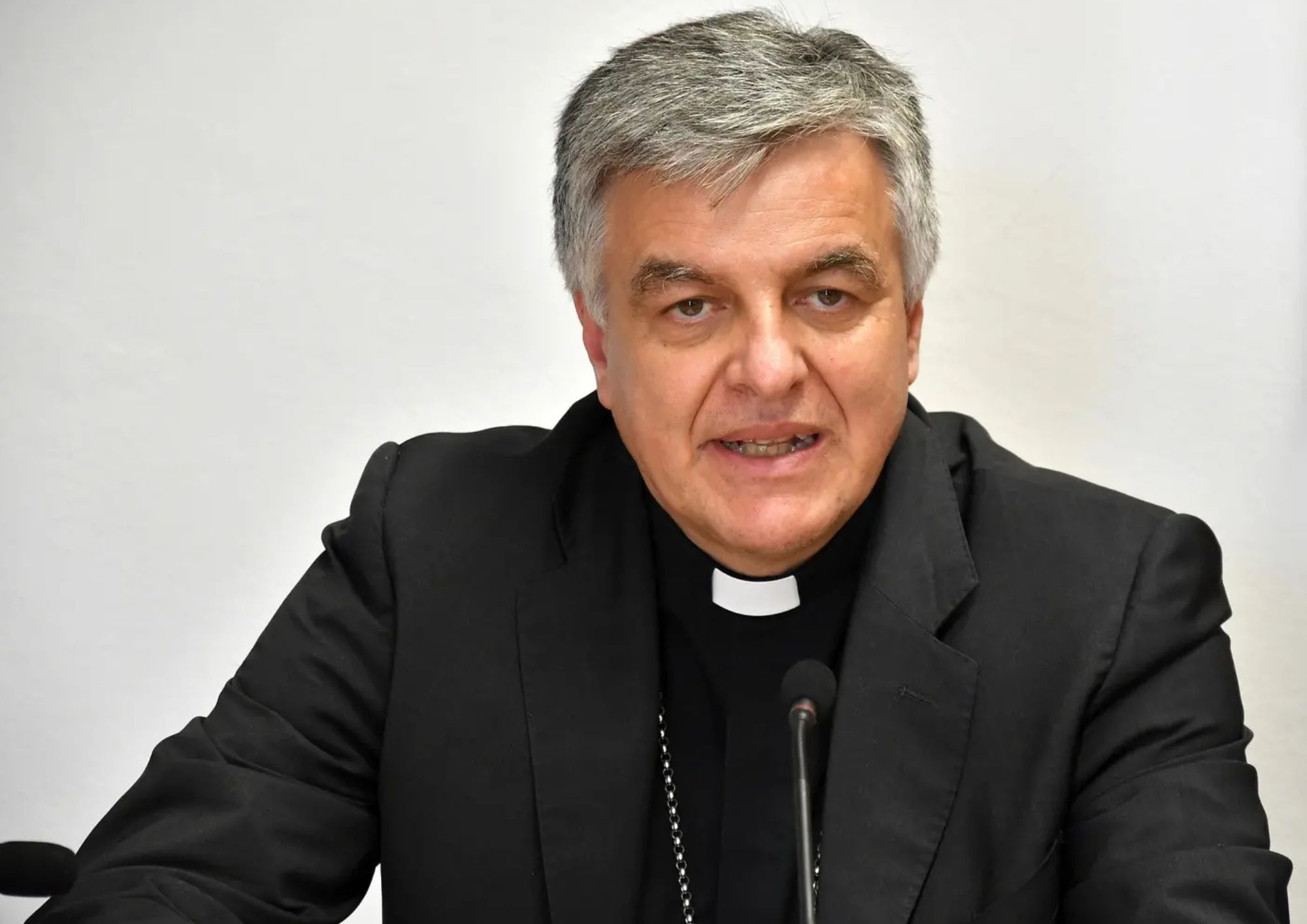 “Preghiamo per chi mi attacca”: spiritualizzare il potere, manipolare la coscienza