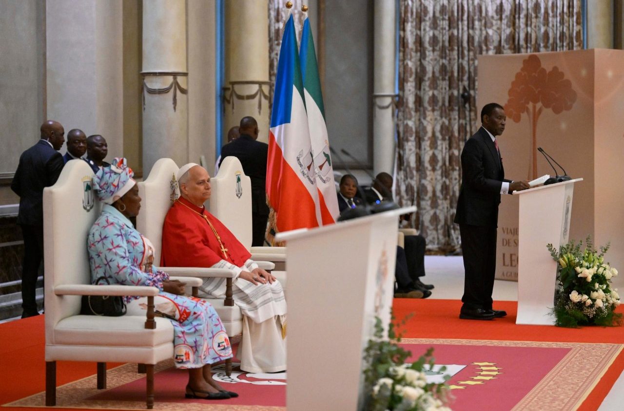 Leone XIV accolto a Malabo: «Camminiamo insieme verso la Città di Dio, città della pace»