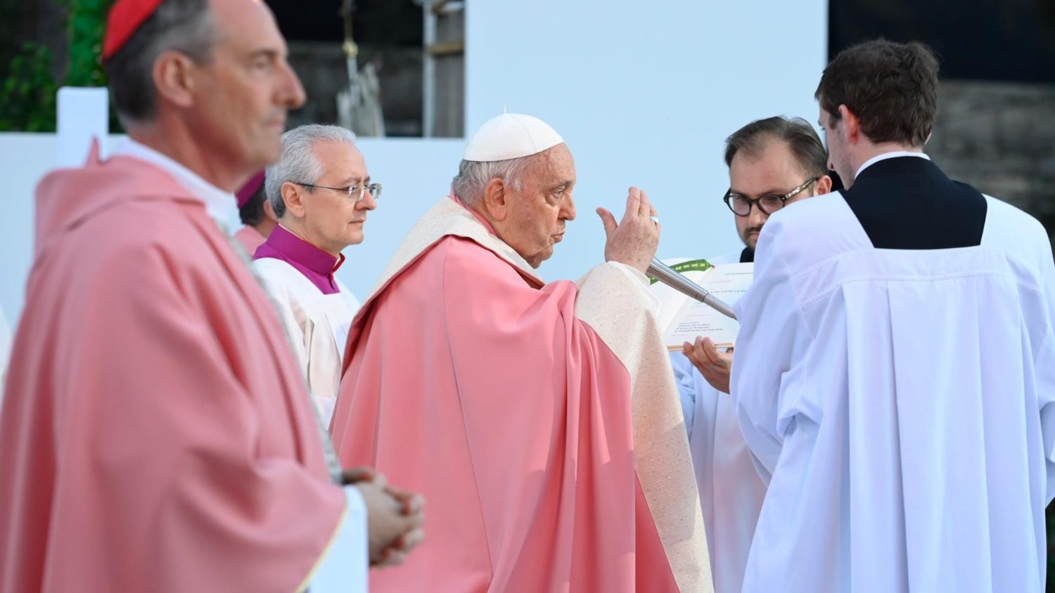 Papa Francesco ad Ajaccio: «Dove dilaga il consumismo c'è angoscia, tristezza e delusione»