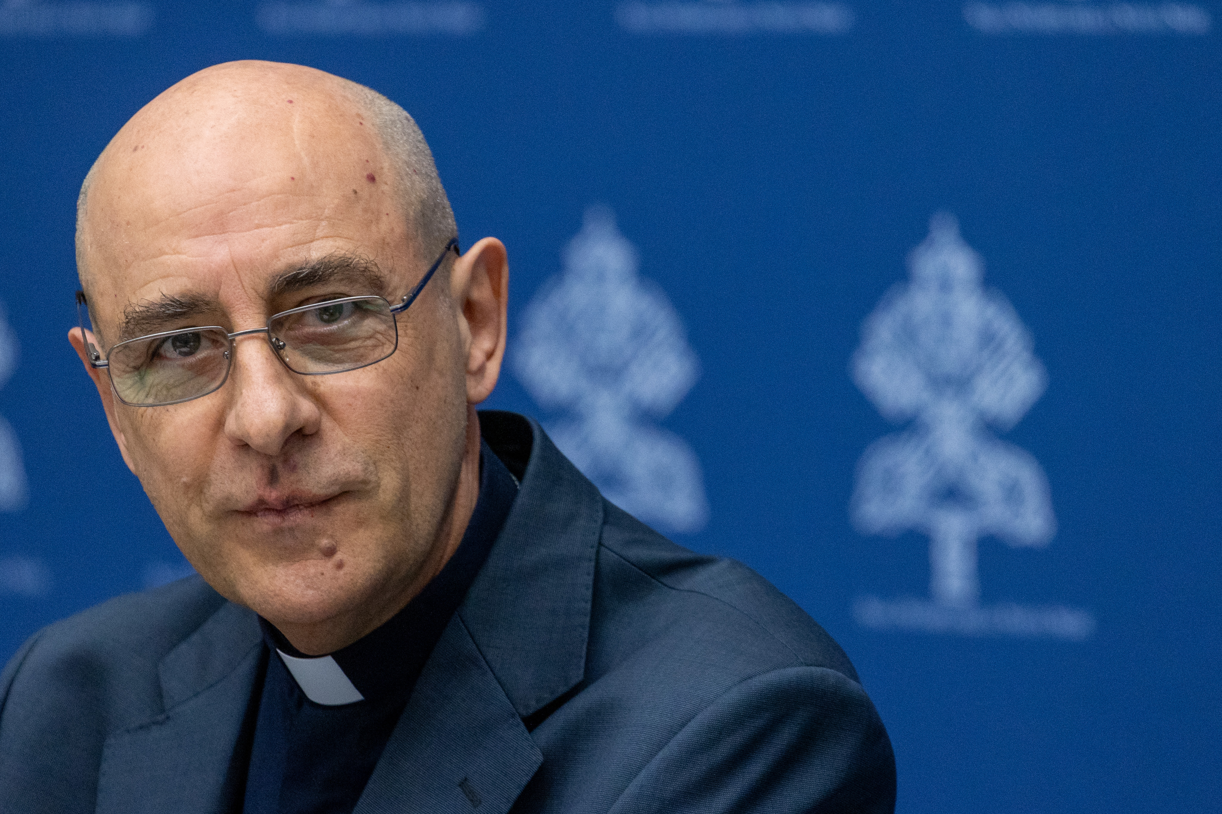 Fernández blocca i vescovi tedeschi: no al vostro manuale sulle benedizioni alle coppie irregolari.