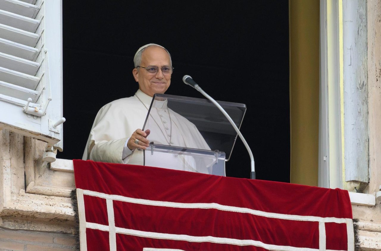 Angelus. Leone XIV mette in guardia dai “surrogati di felicità”: consenso e visibilità come nuove prigioni