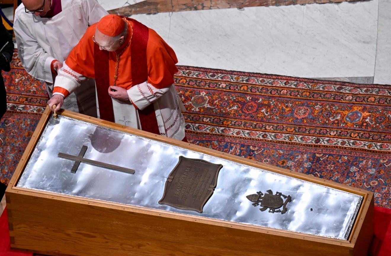 Il Rogito, la bara, il silenzio: l’addio a Papa Francesco nella Basilica Vaticana