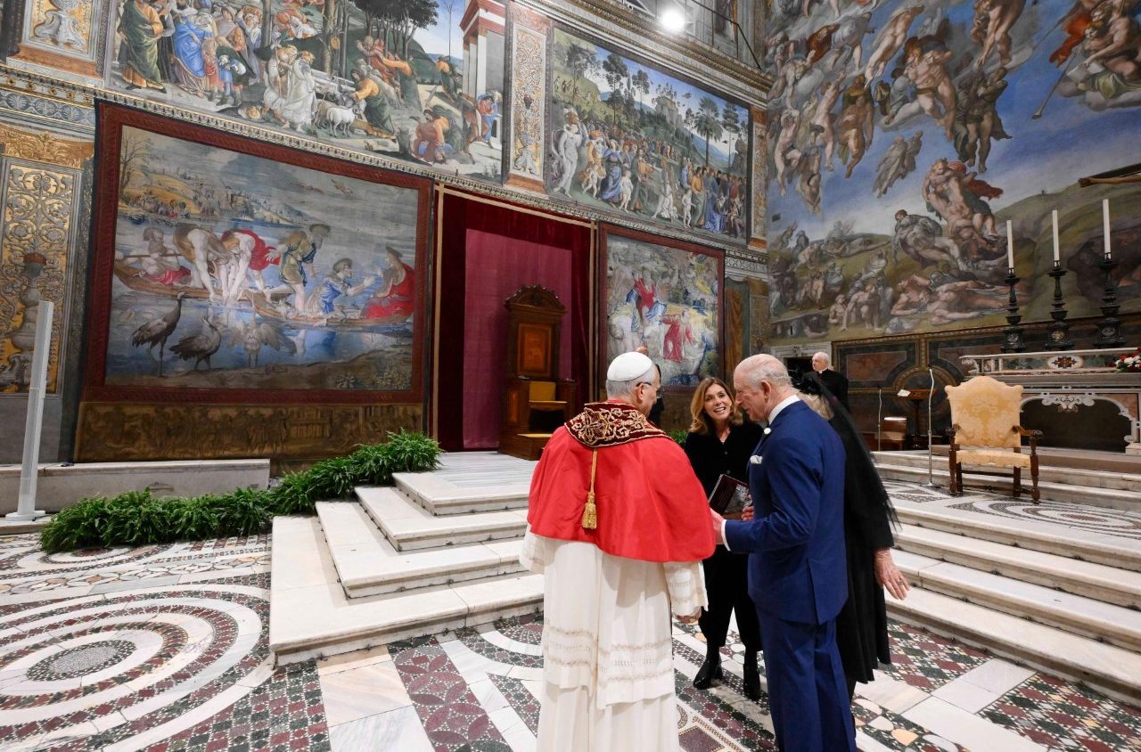 Sotto lo sguardo del Cristo della Sistina: Leone XIV e Carlo III pregano insieme per l’unità dei cristiani