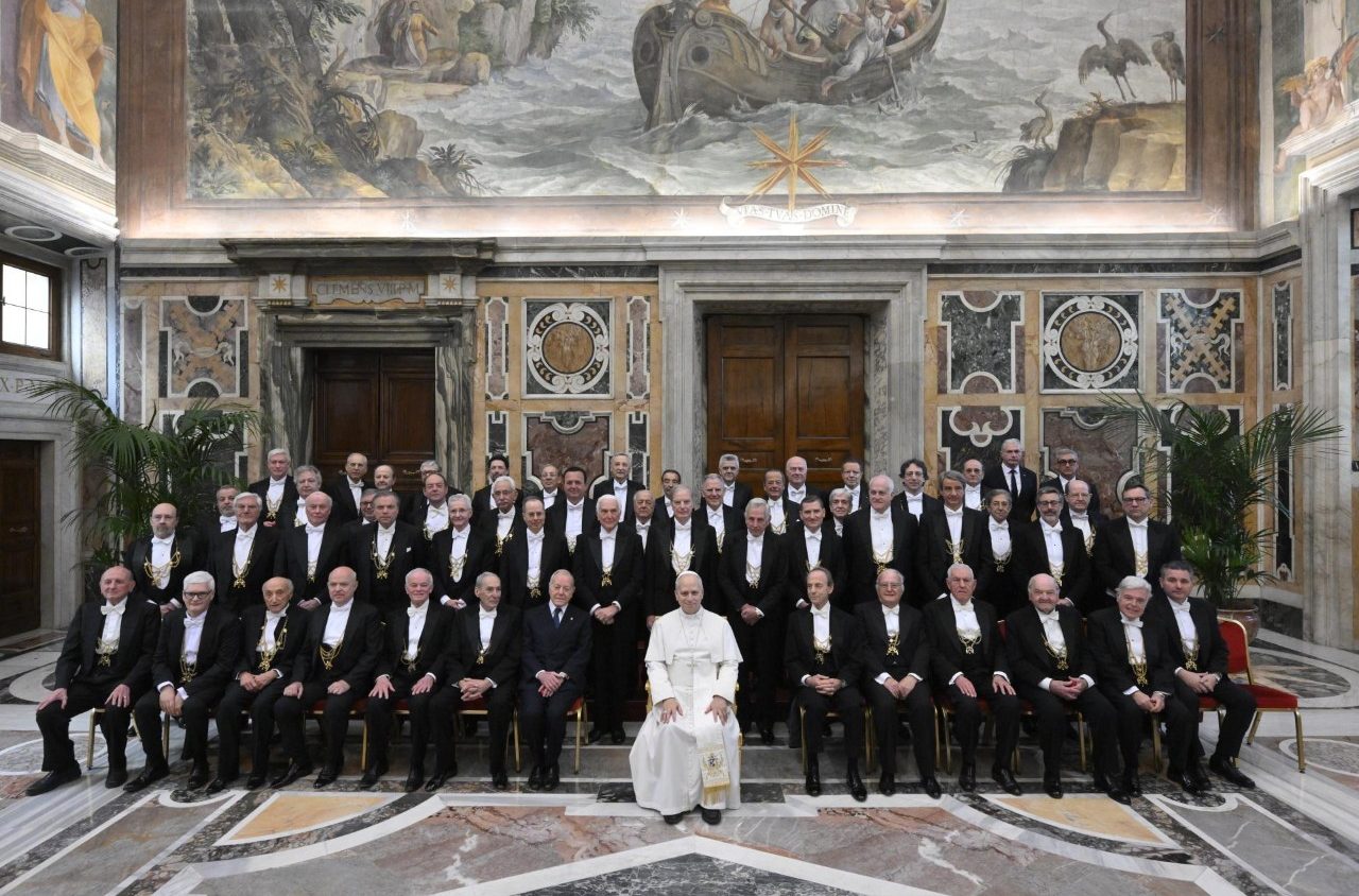 Leone XIV ai membri della Famiglia pontificia laica: «La sobria bellezza che contraddistingue il protocollo pontificio, si riflette su ogni vostro gesto»