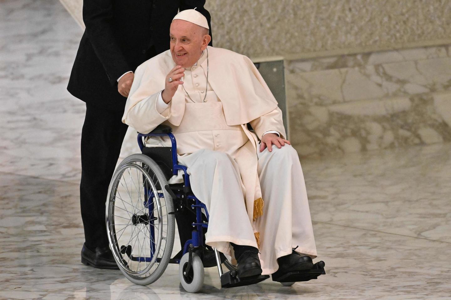 Papa Francesco ricoverato al Policlinico Gemelli. Sala stampa: «Per curare la bronchite»