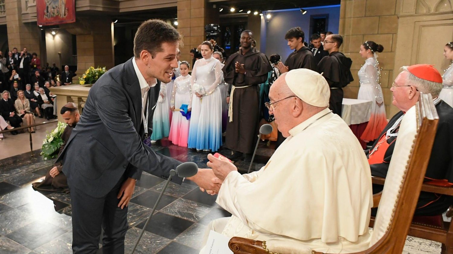Nella Cattedrale di Lussemburgo balli e canti davanti al Papa. Qualcuno si è dimenticato che cos'è la Chiesa