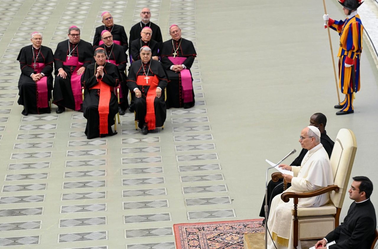 Leone XIV: «Per non cadere nell’illusione superstiziosa occorre un discernimento umile e conforme all’insegnamento della Chiesa»