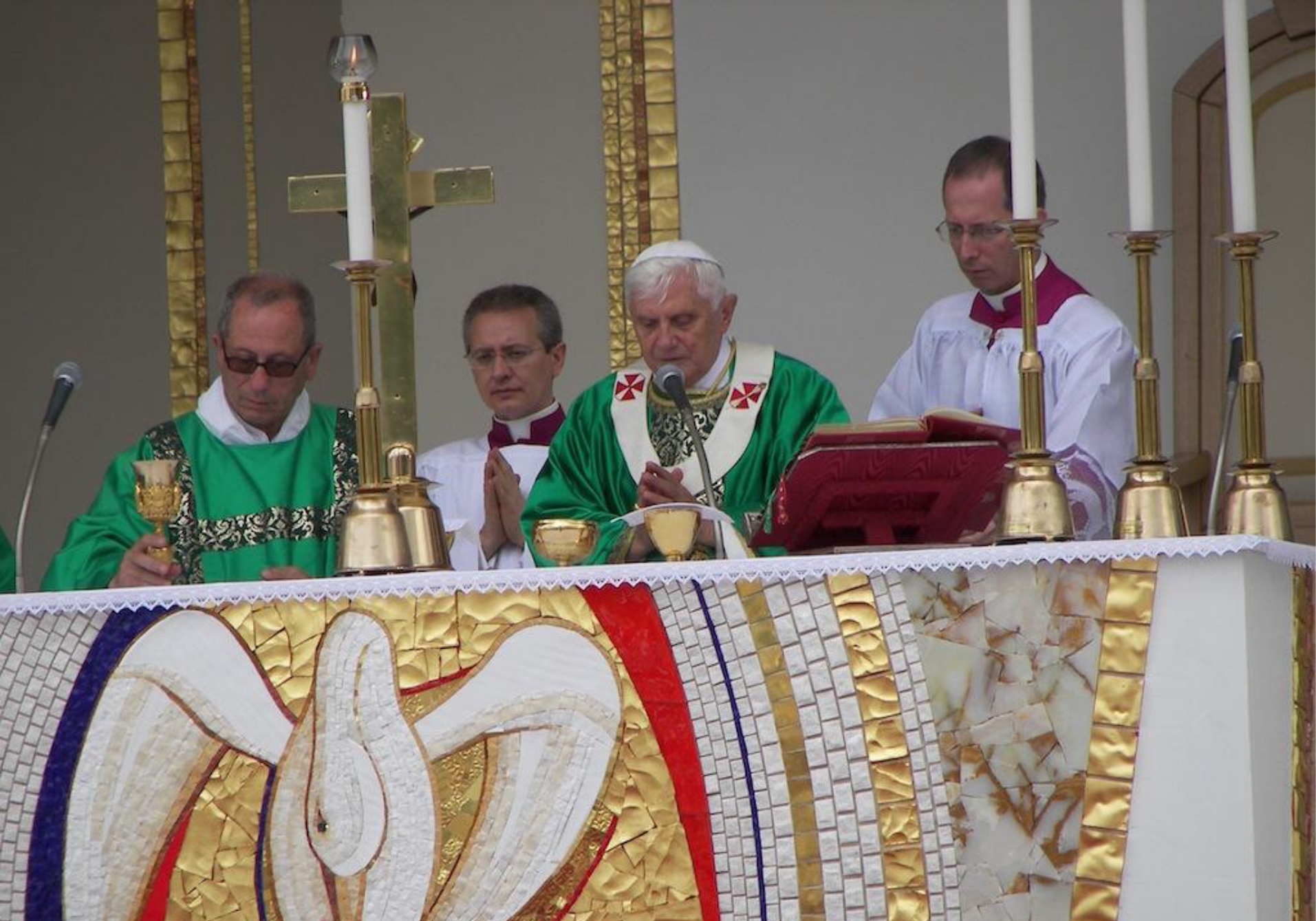 Masters of ceremonies: the altar is not a catwalk