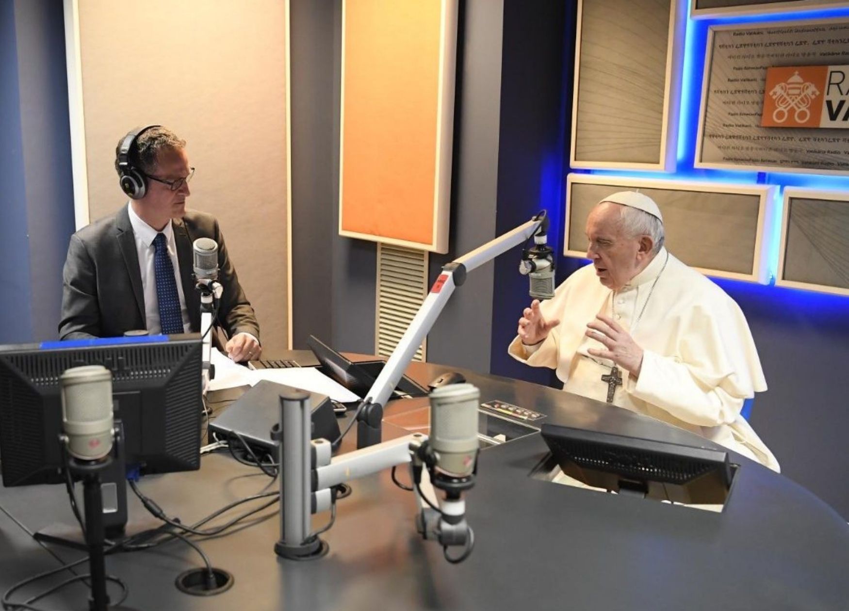 Vaticano. Quando il Papa ha trasformato la sua voce in un “brand”