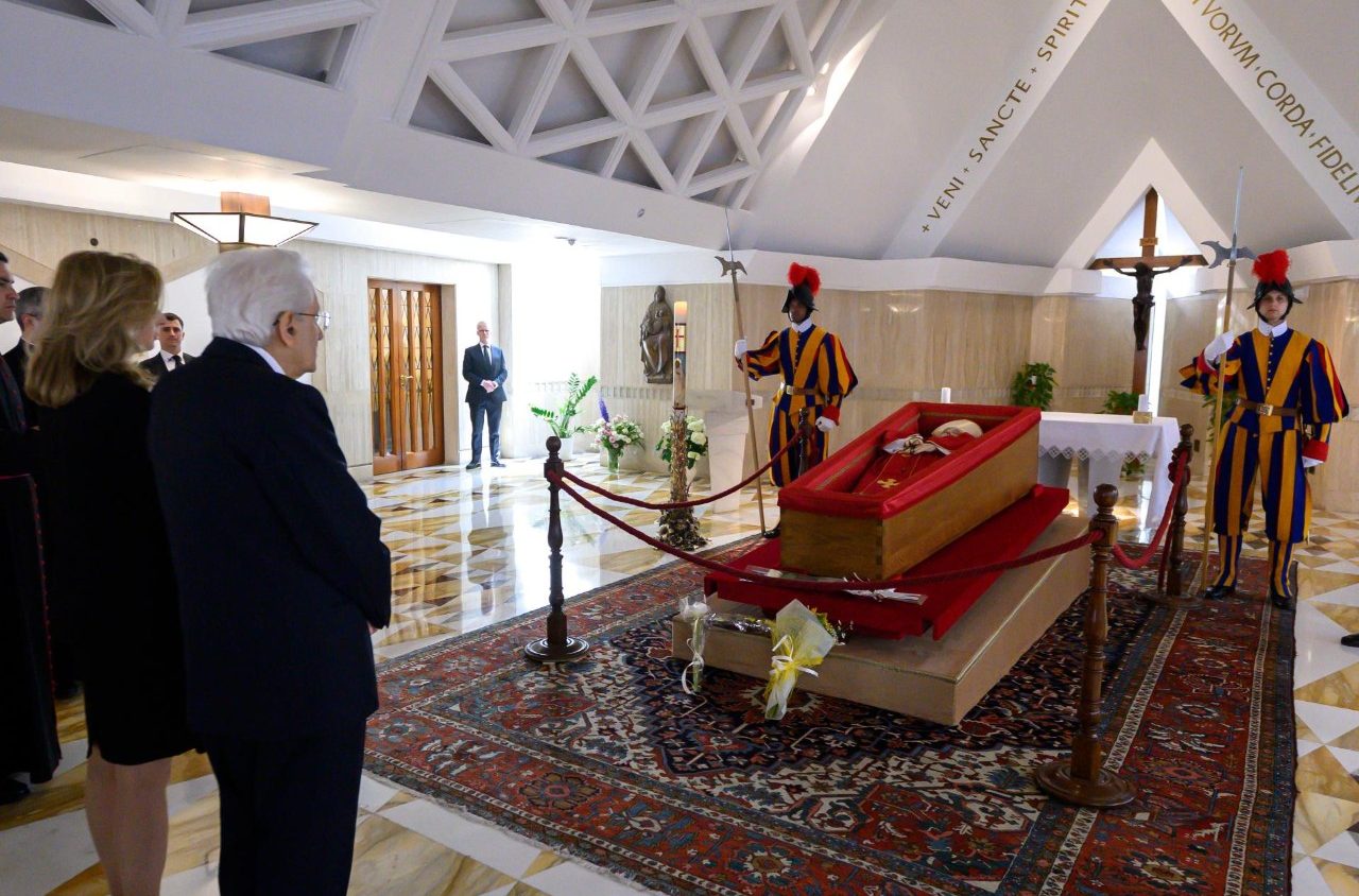Papa Francesco. Il primo Capo di Stato a far visita al Pontefice defunto