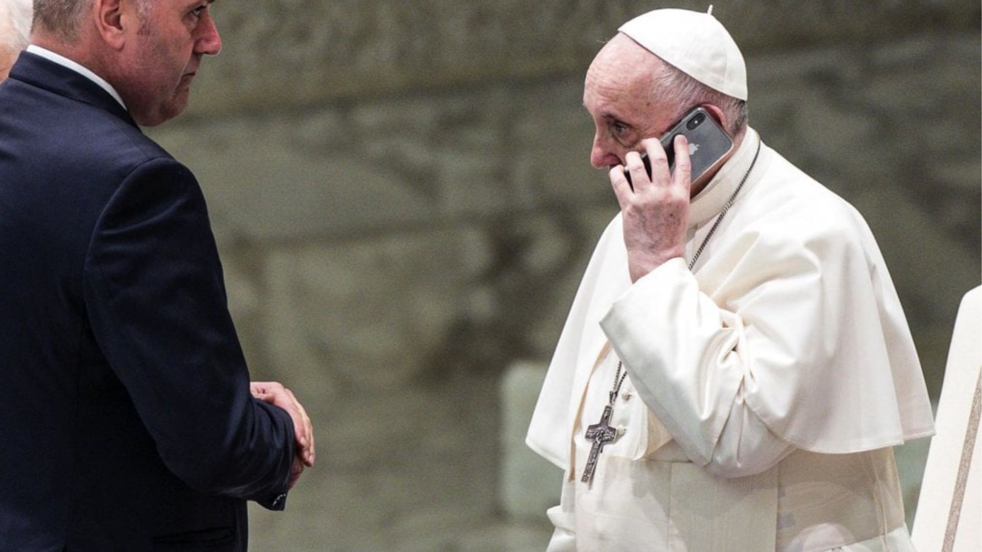 Gemelli. Il Papa registra un audio dove si sente che è intubato e non ha voce: «Dio vi benedica»