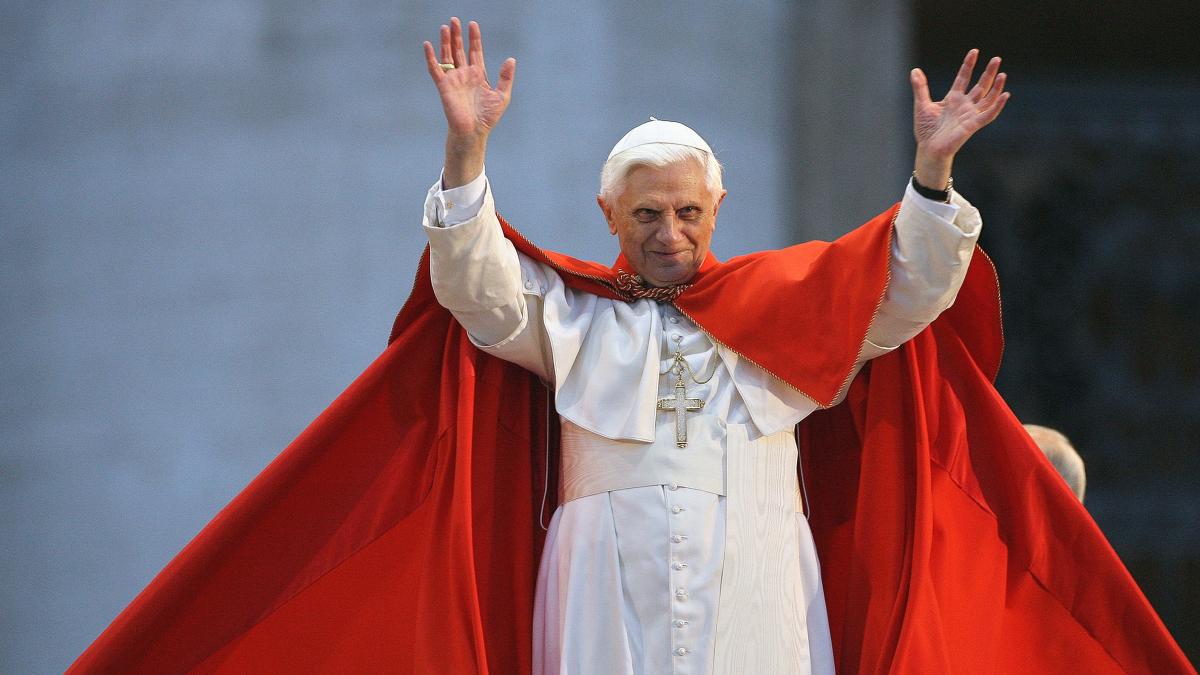 Benedetto XVI risponde alle accuse: "Sono dispiaciuto ma estraneo ai fatti".