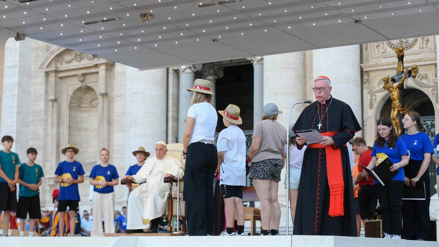 Papa Francesco ai ministranti: «Se custodisci il mistero di Dio che è con te diventi capace di essere con gli altri in modo nuovo».