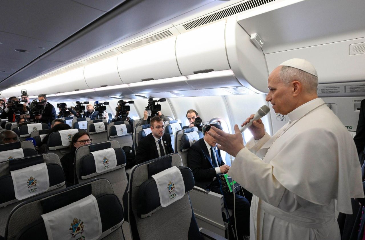 Leone XIV sul volo verso Roma: l’unità della Chiesa non si gioca sulle questioni sessuali