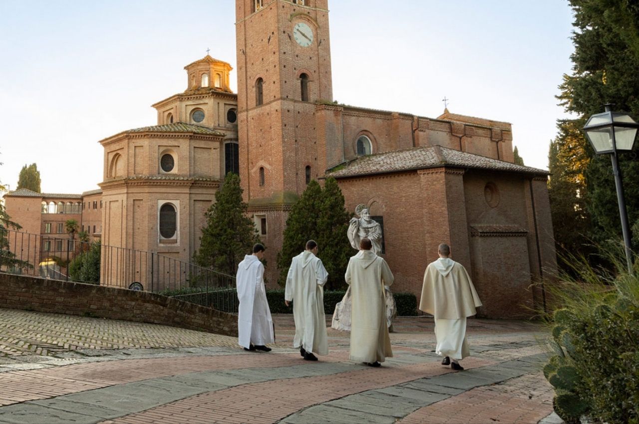 Monte Oliveto. O silêncio que guarda Deus.