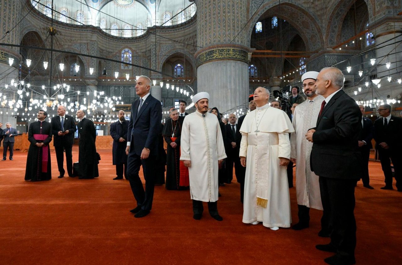 Leo XIV at the Mosque. “If you wish, you may pray.” Pope Leo: “No, thank you.”