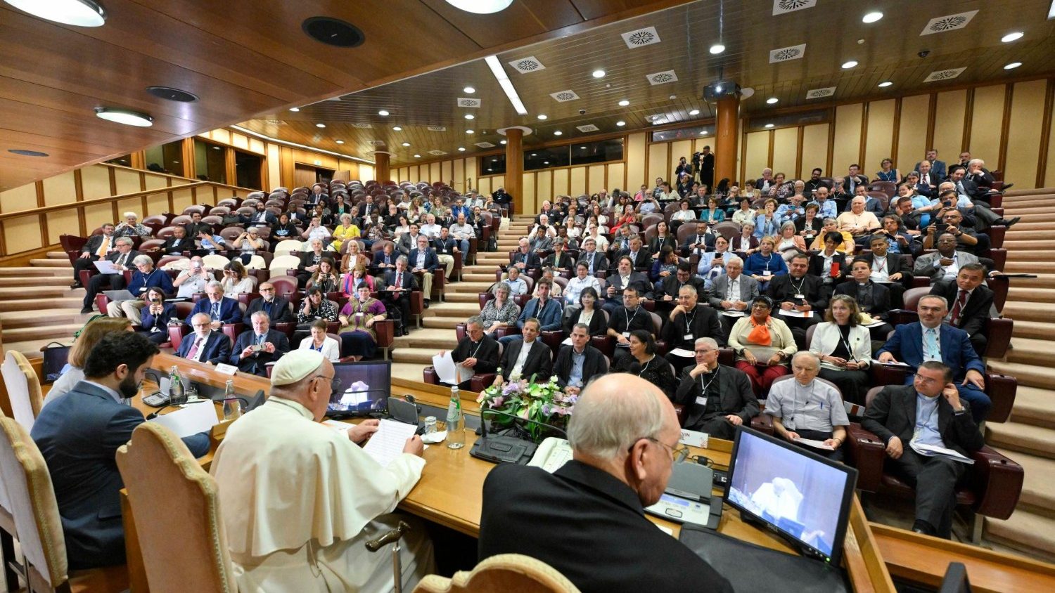 Papa Francesco mette in guardia i movimenti: "Attenzione ai cerchi chiusi"