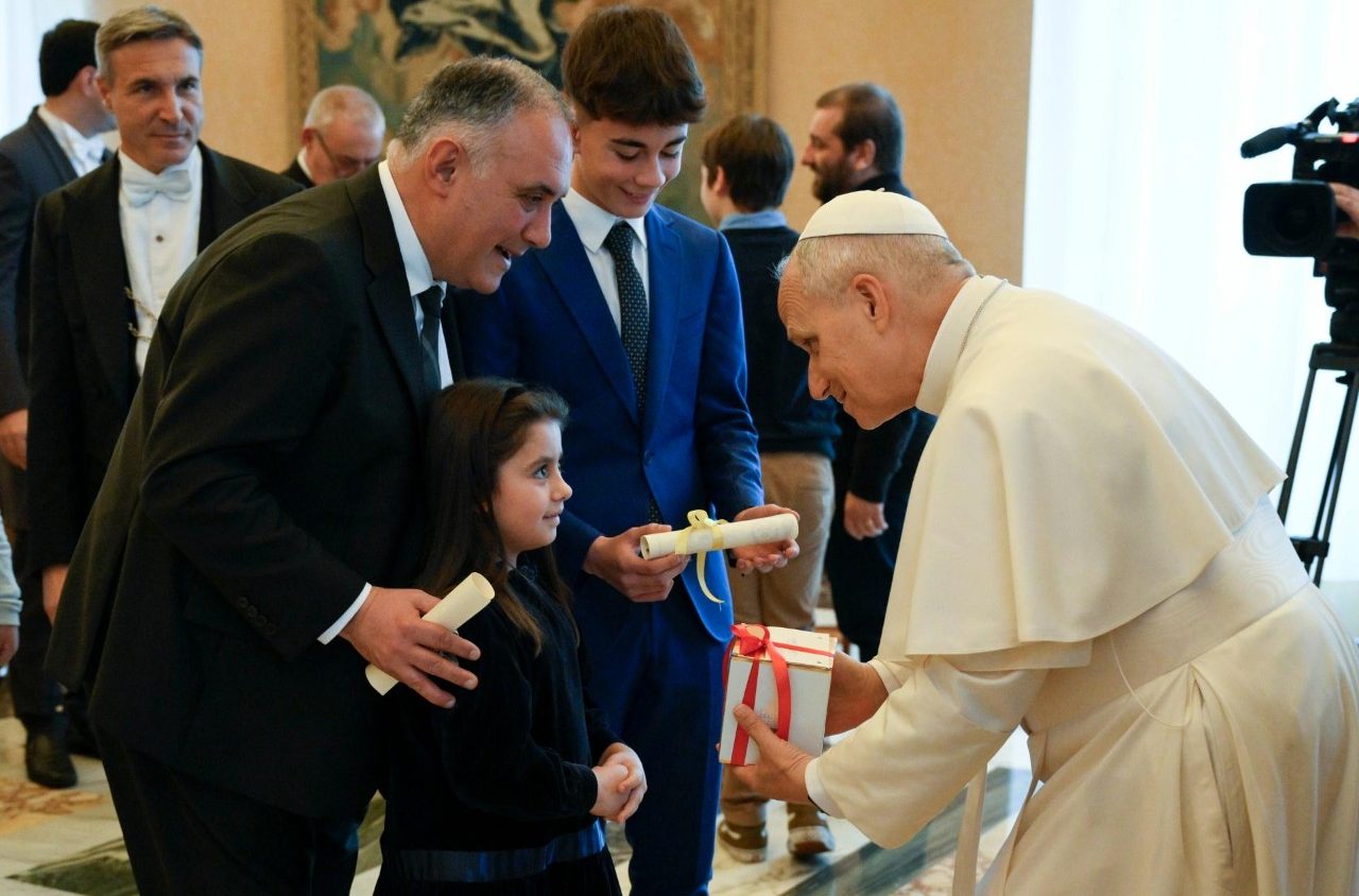 Leone XIV disinnesca la guerra dei simboli: i segni tornano a servire la pace