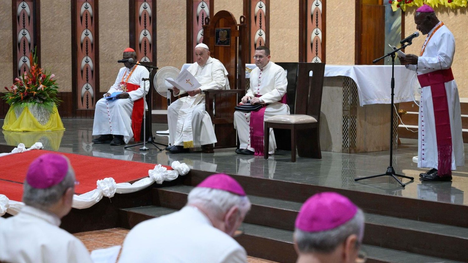 Papua Nuova Guinea. Papa Francesco al clero: «Fedeltà e amore quotidiani per crescere insieme»