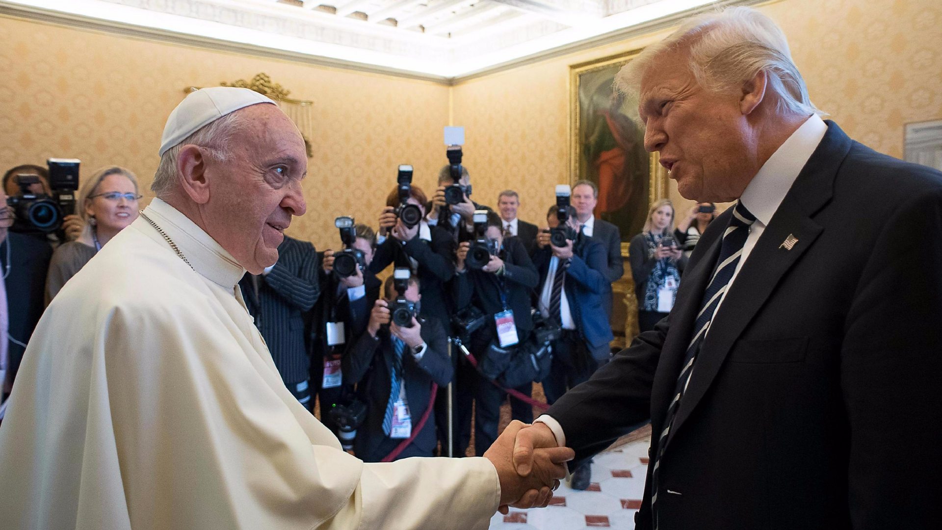 Papa Francesco attacca Donald Trump. Sui migranti prende carta e penna