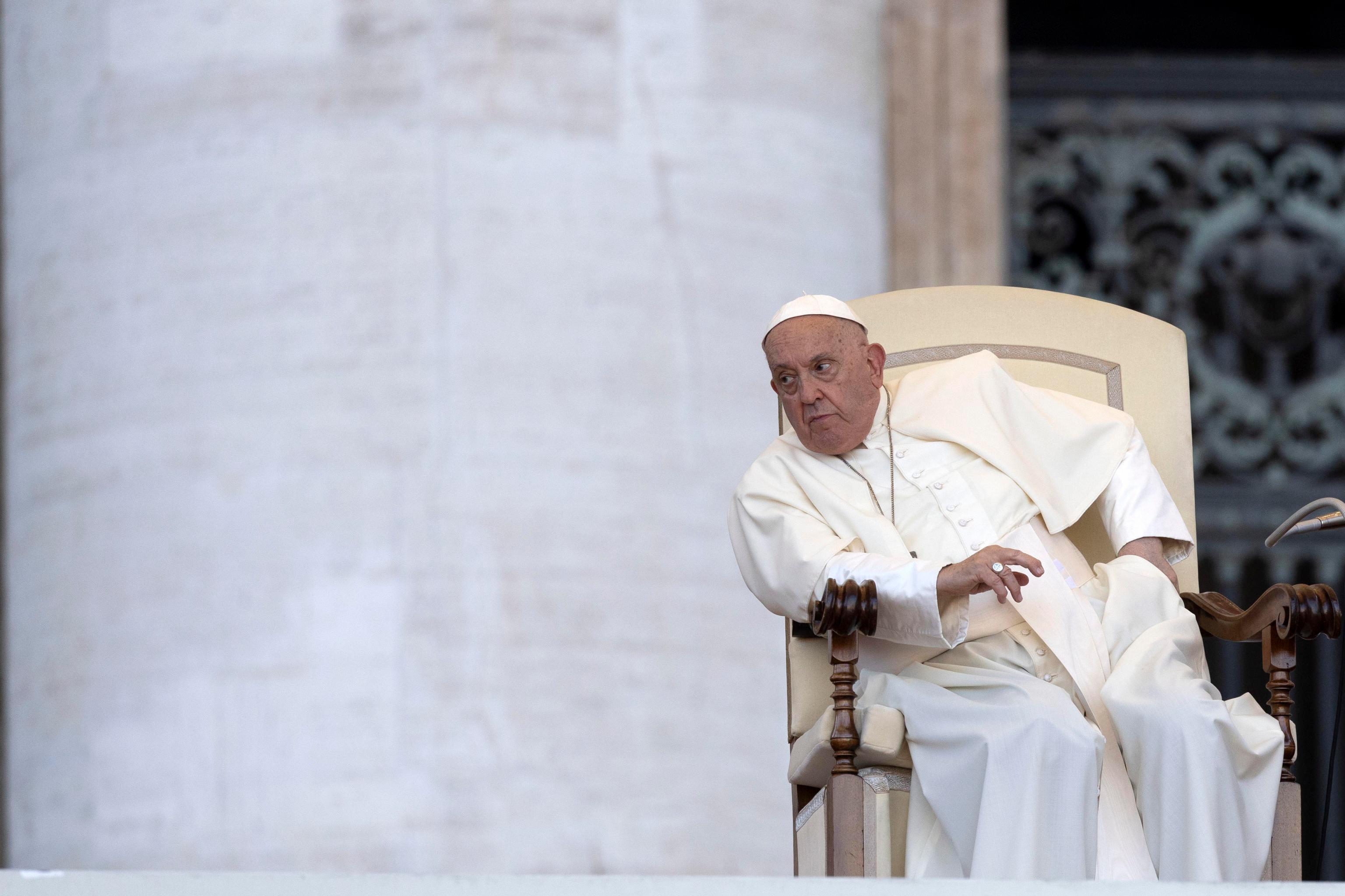 Papa Francesco ai futuri cardinali: «Occhi alti, mani giunte e piedi nudi»
