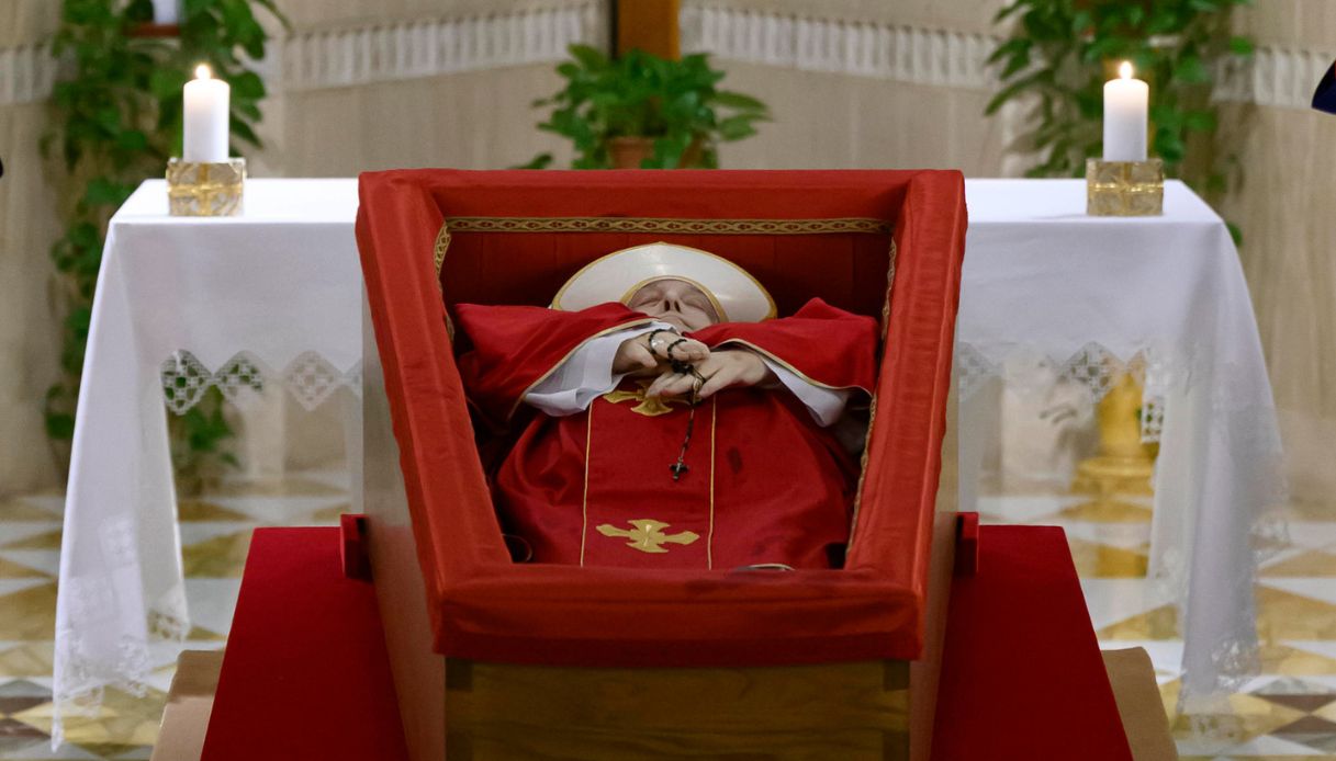 Dal pulmino alla processione solenne: due Papi, due pesi e due misure