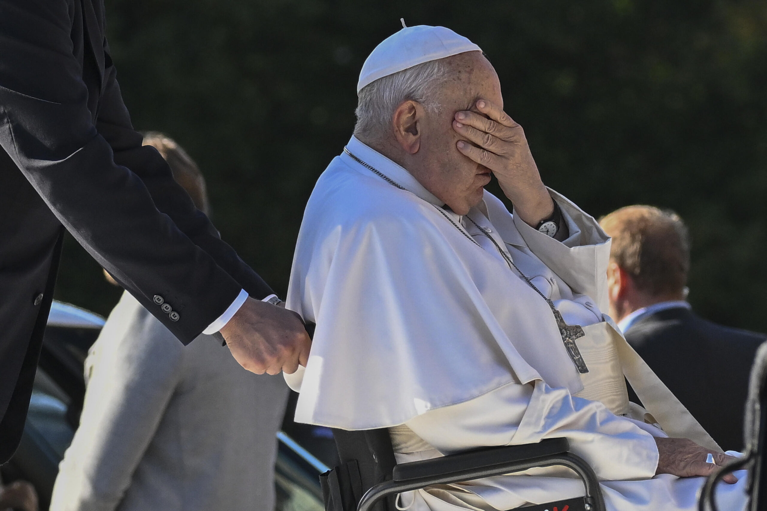 I porporati nel mirino di Papa Francesco. Dopo il rincaro degli affitti ora abbassa lo stipendio