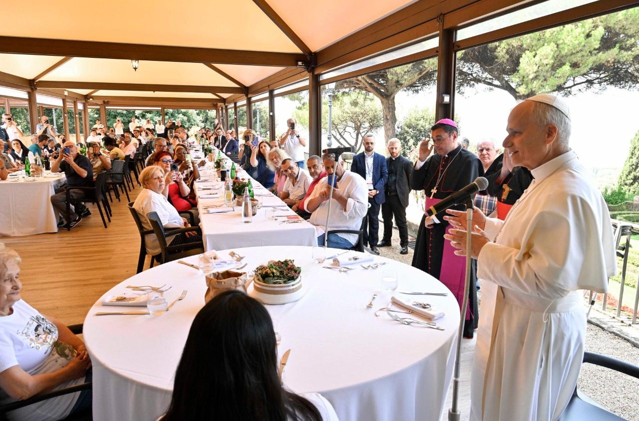 Castel Gandolfo. Leo XIV dines with the poor: “Sharing the gifts the Lord has given us”