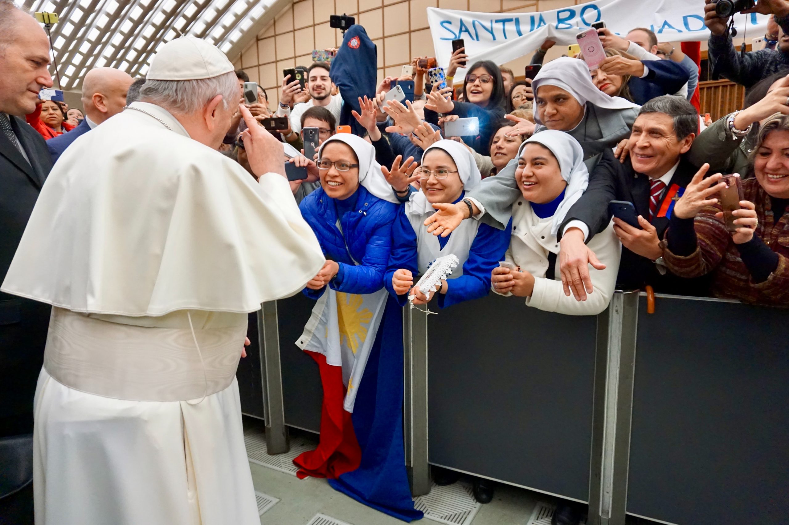 Le interviste nauseanti dei "servi fedeli" al Papa