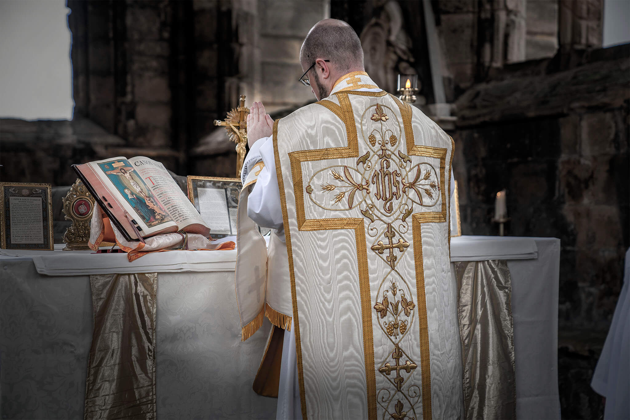 L'identità del sacerdote. La domanda da porsi è "Chi è il prete" o "Cosa fa il prete"? 